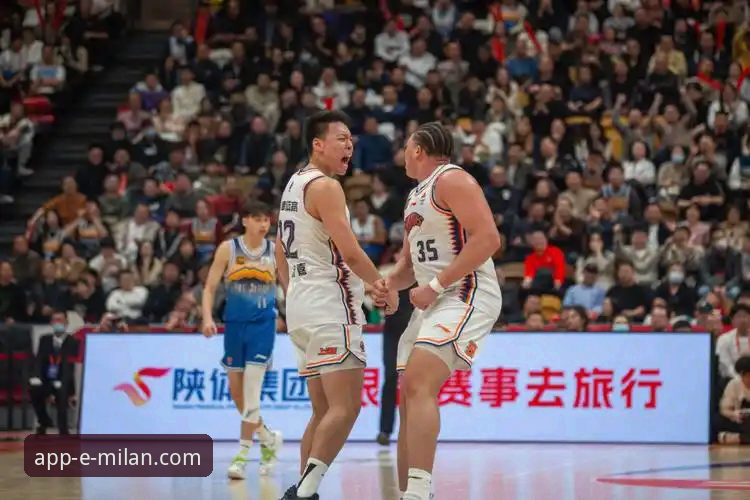 揭秘上海男篮12连胜背后的战术密码：一场流畅的团队胜利如何炼成